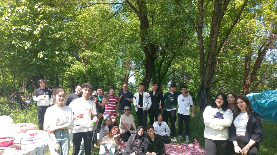 19 Mayıs Gençlik Haftası'nda Tüm Öğrencilerimizle Okul Bahçemizde Piknik Yaptık...